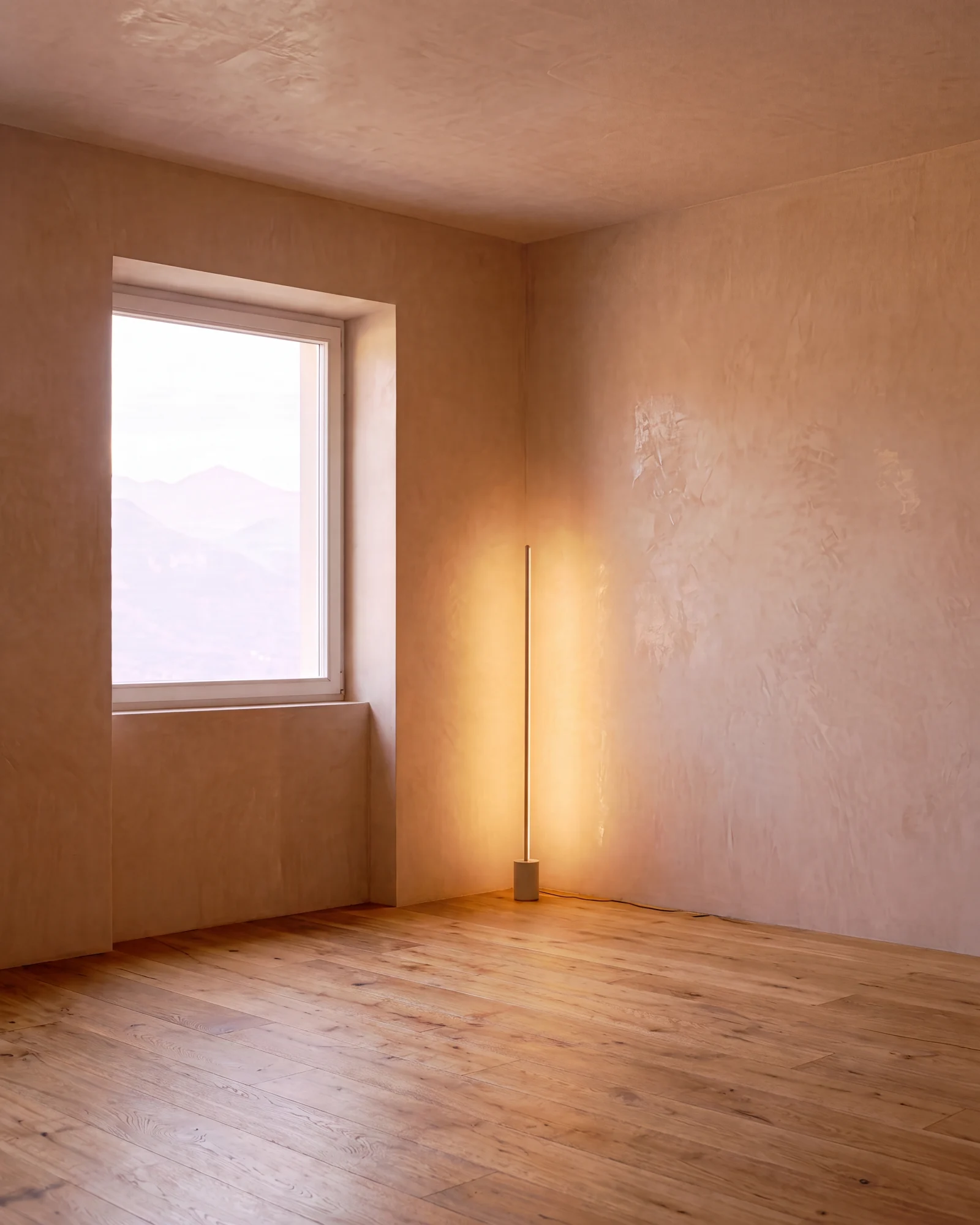 Warm getönter Wohnraum mit Holzboden und stimmungsvollem Licht