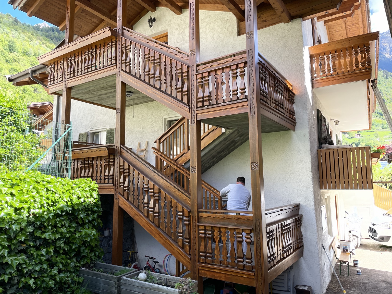 Geschnitzter Holzbalkon mit Freitreppe nach der Auffrischung der Lasur