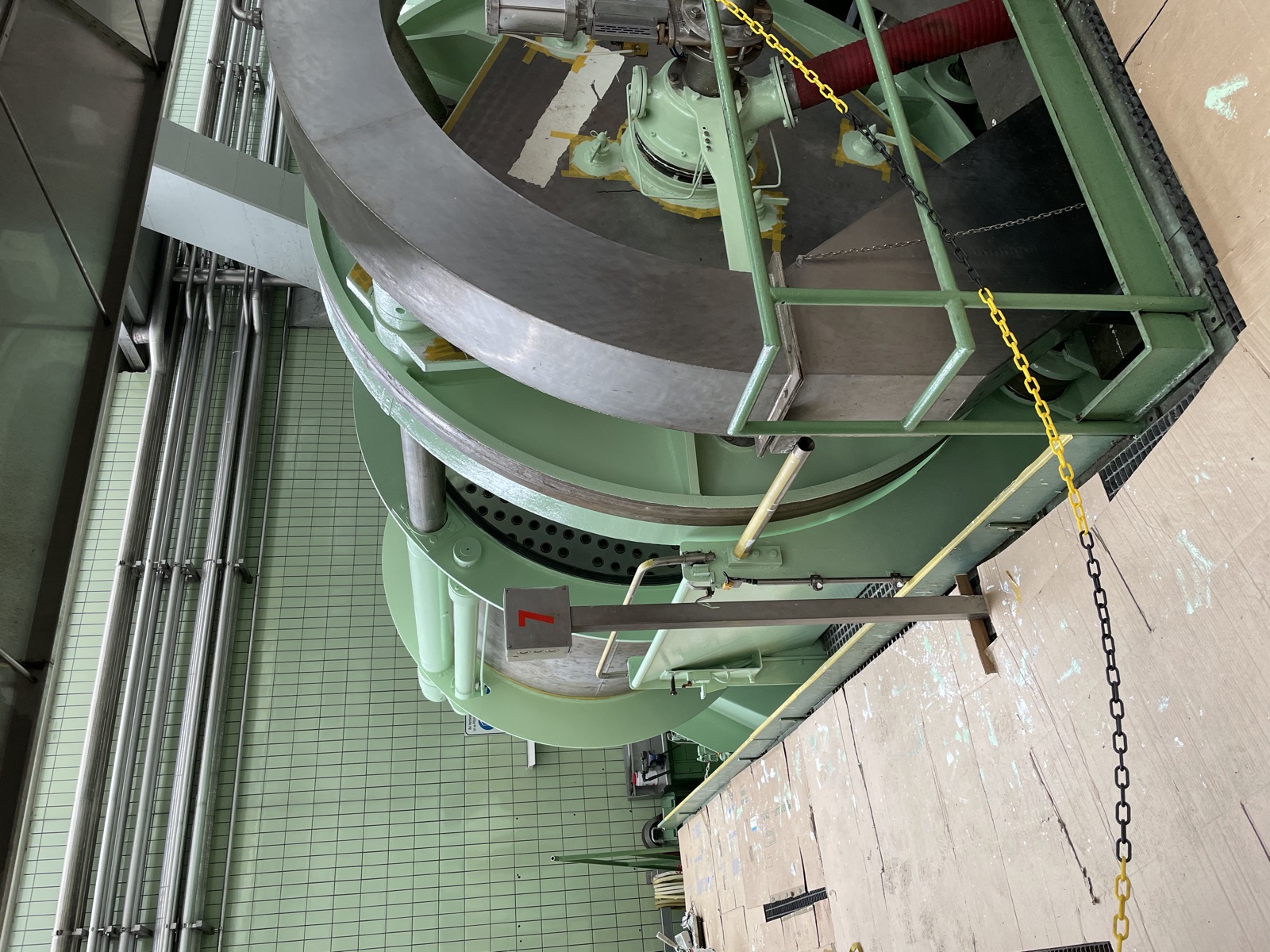 Lackierte Produktionsanlage in Mintgrün in einem Gewerbebetrieb in Meran