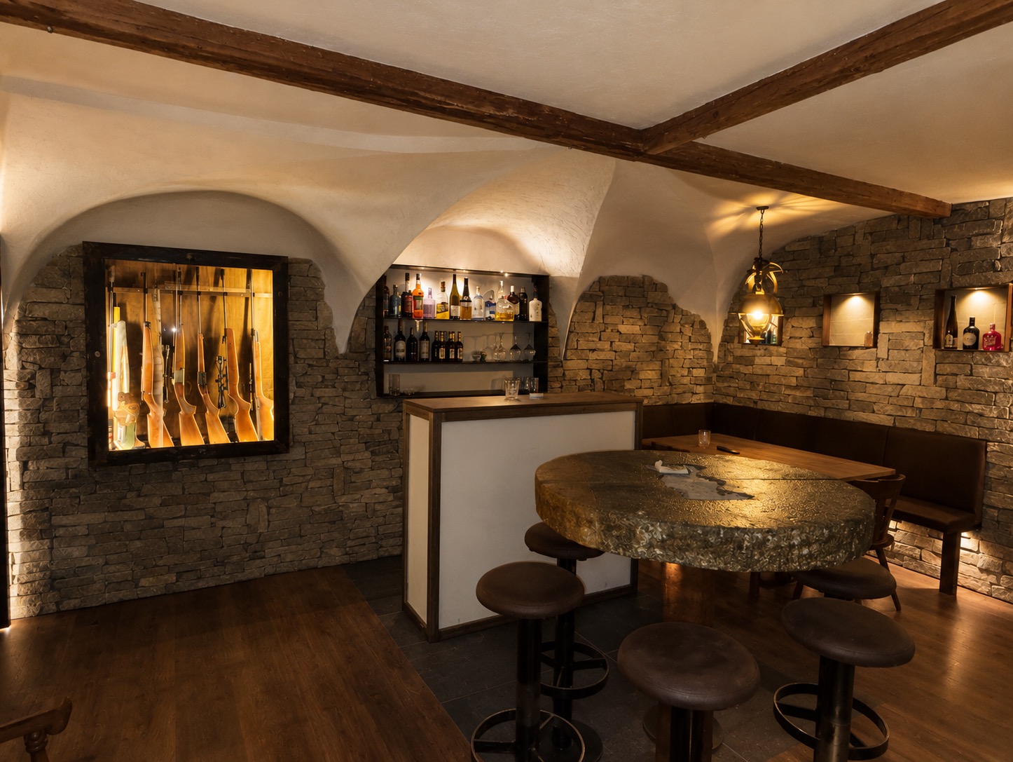 Gewölbekeller mit Natursteinwänden und Bar im Vinschgau