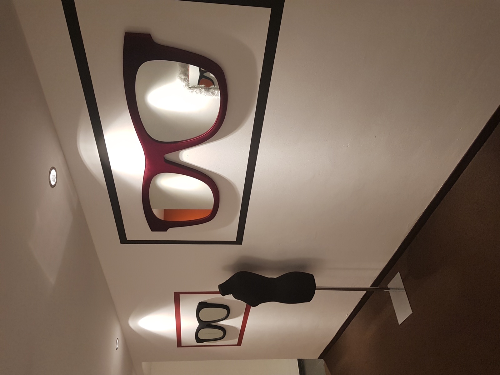 Hotelflur mit großformatigen, brillenförmigen Wandspiegeln