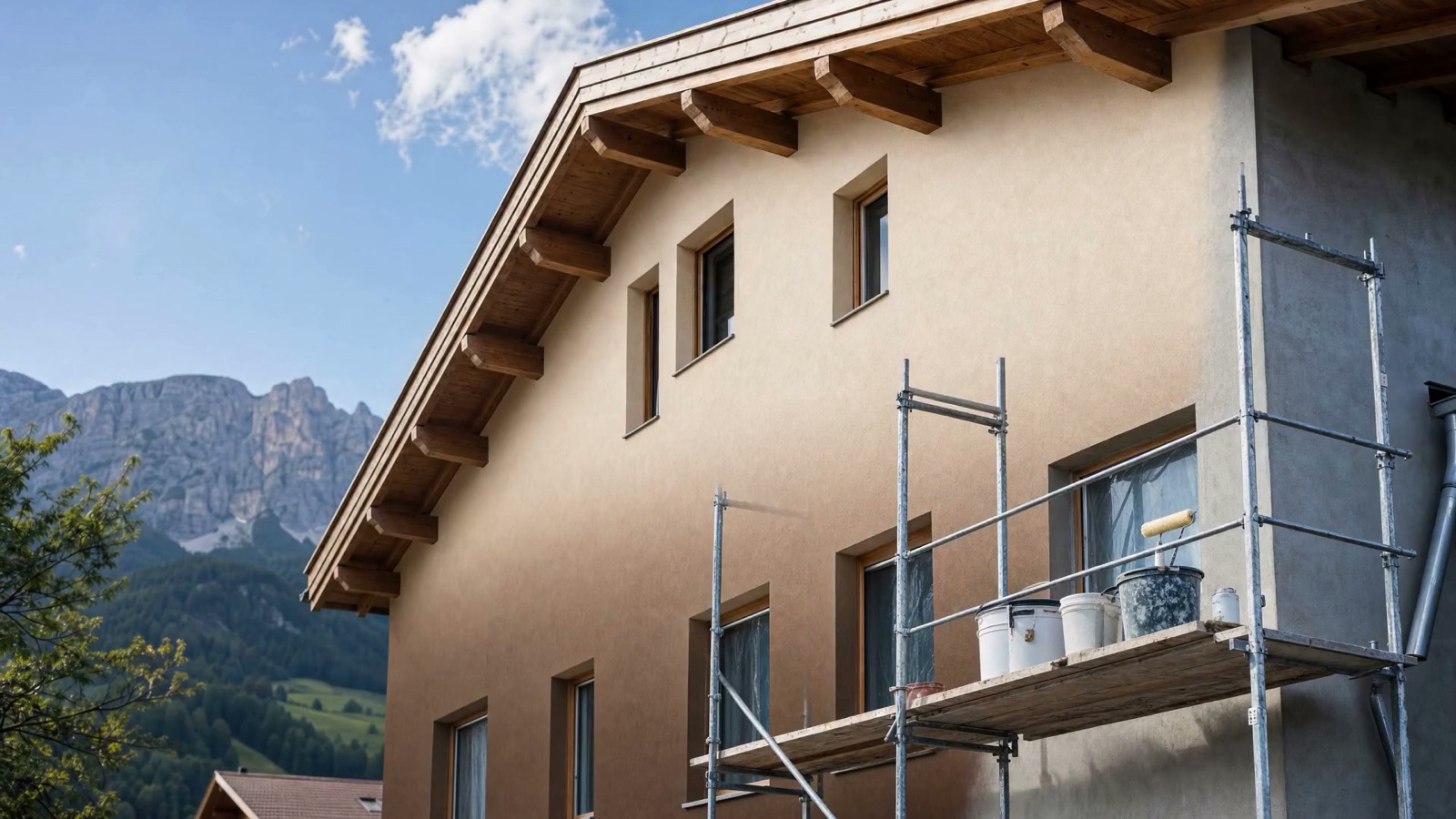 Fassade während des Anstrichs mit Farbverlauf von Creme zu Kaffeebraun