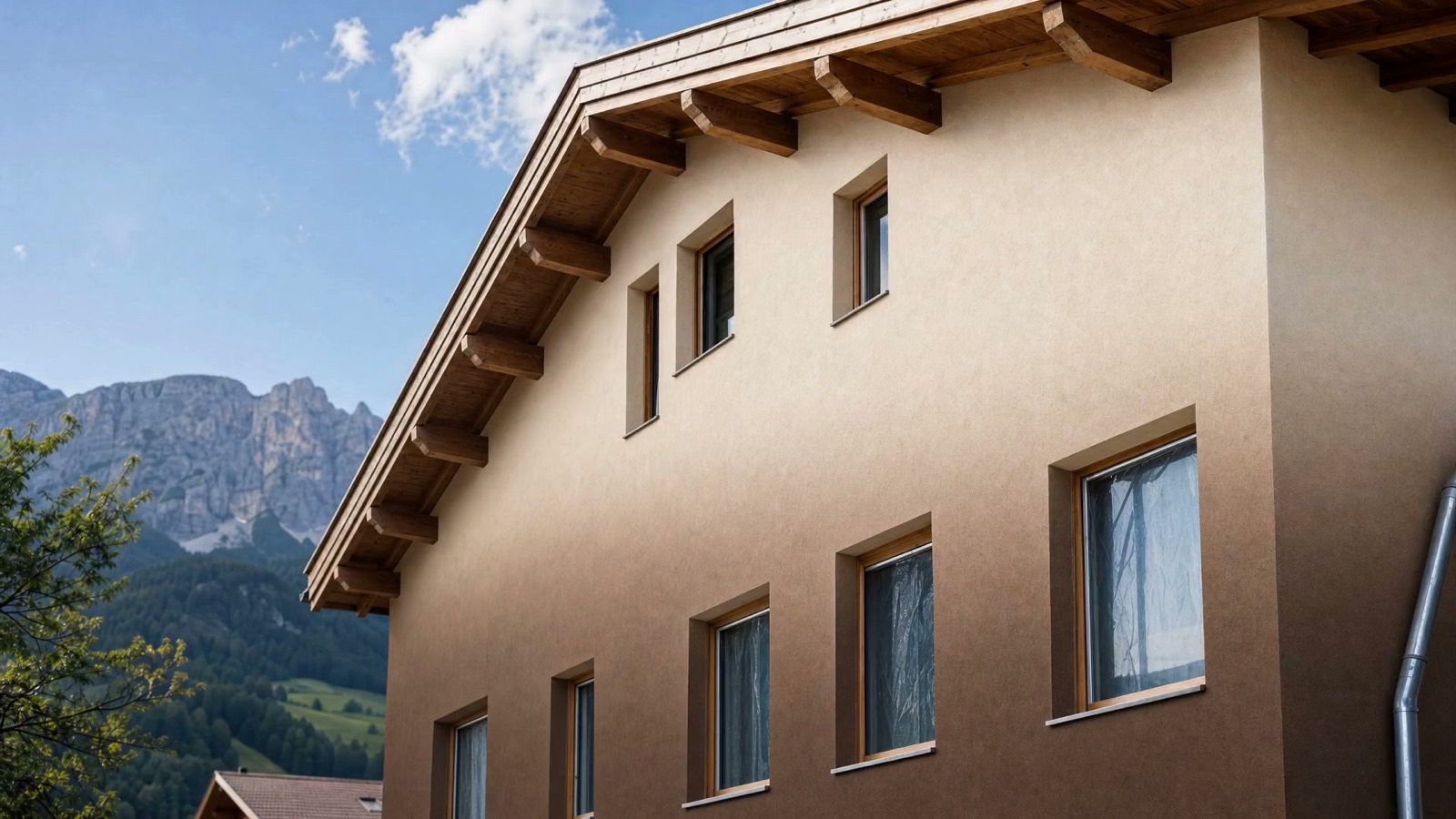 Dasselbe Haus mit fertig gestrichener Fassade im Creme-Kaffeebraun-Verlauf, ohne Gerüst