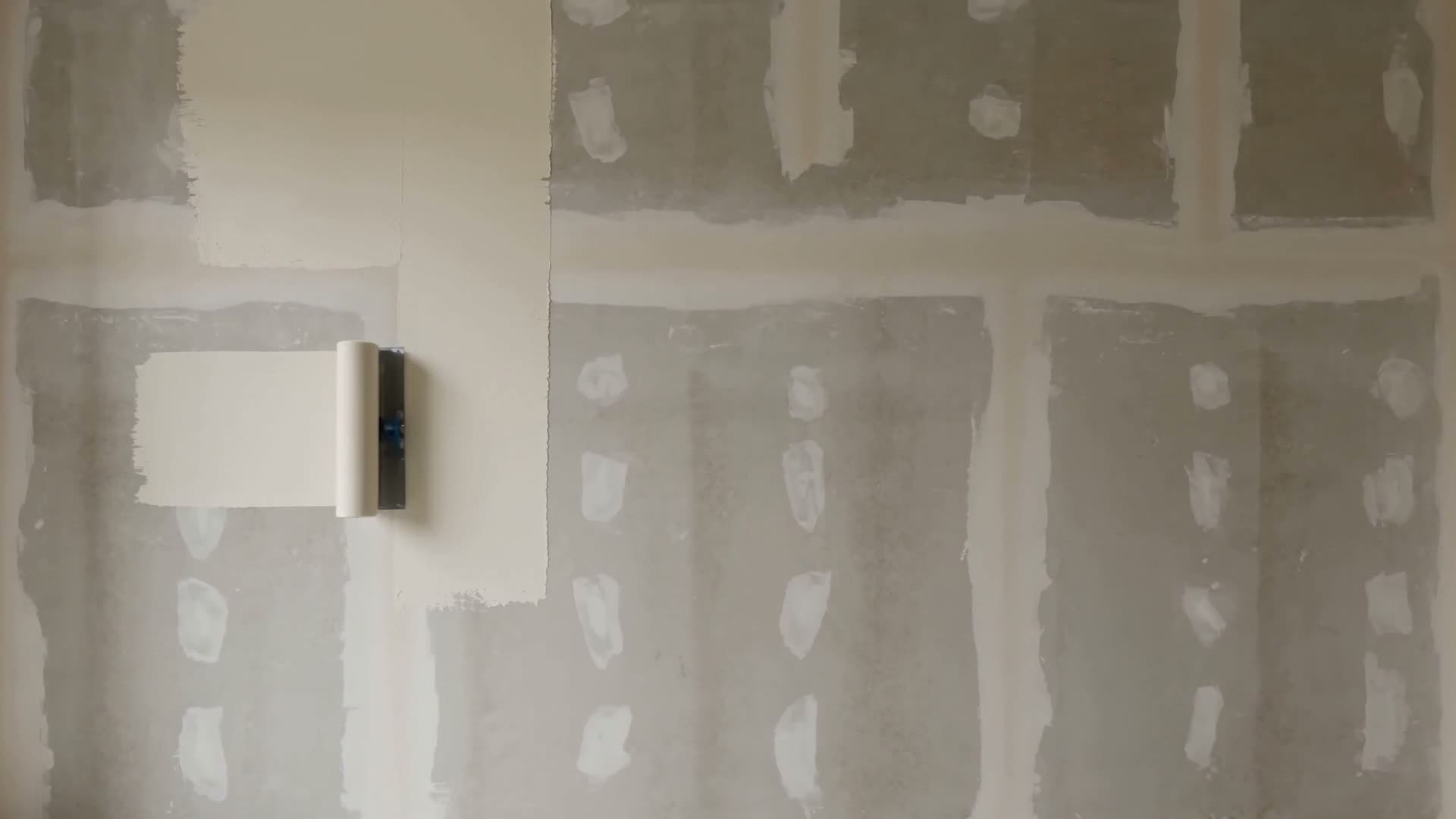 Grundierte Wand während der Vorbereitung