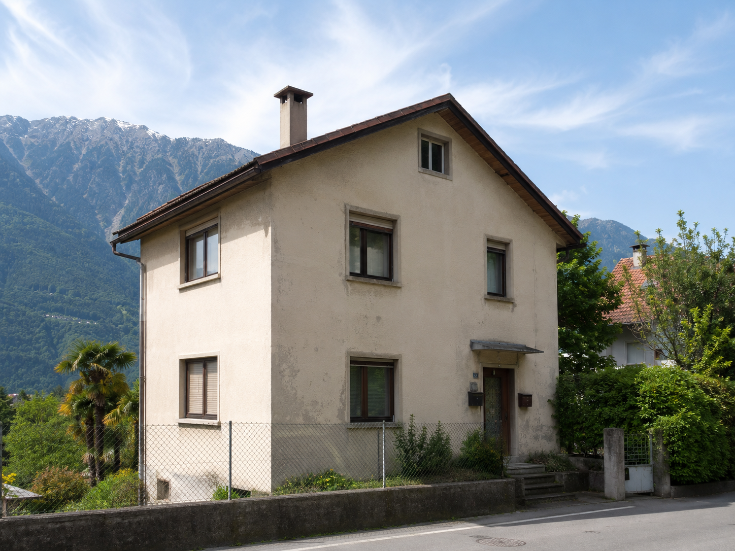 Fassade vor der Sanierung, eingerüstet